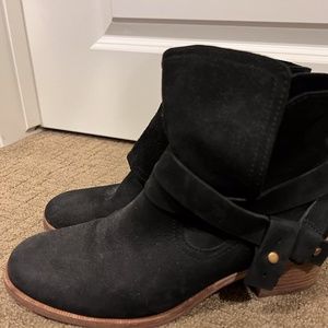 Black Ugg boots